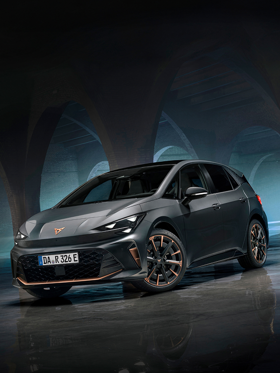 Blaues CUPRA Born Modell von schräg hinten mit 5 Jahre Garantie Logo